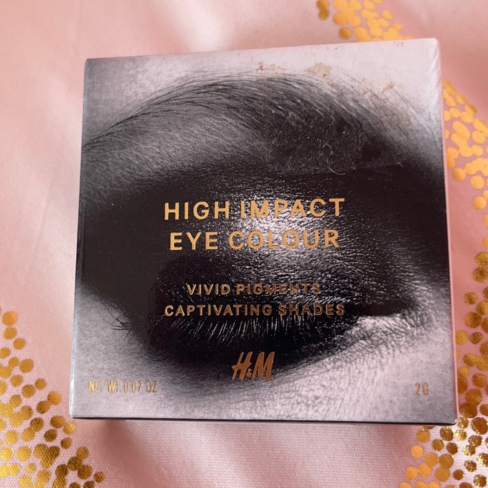 H&M blue eyeshadow